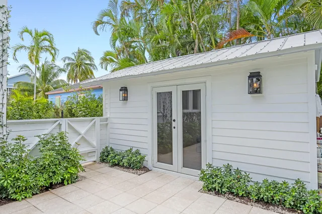 a view of a entryway in front of house
