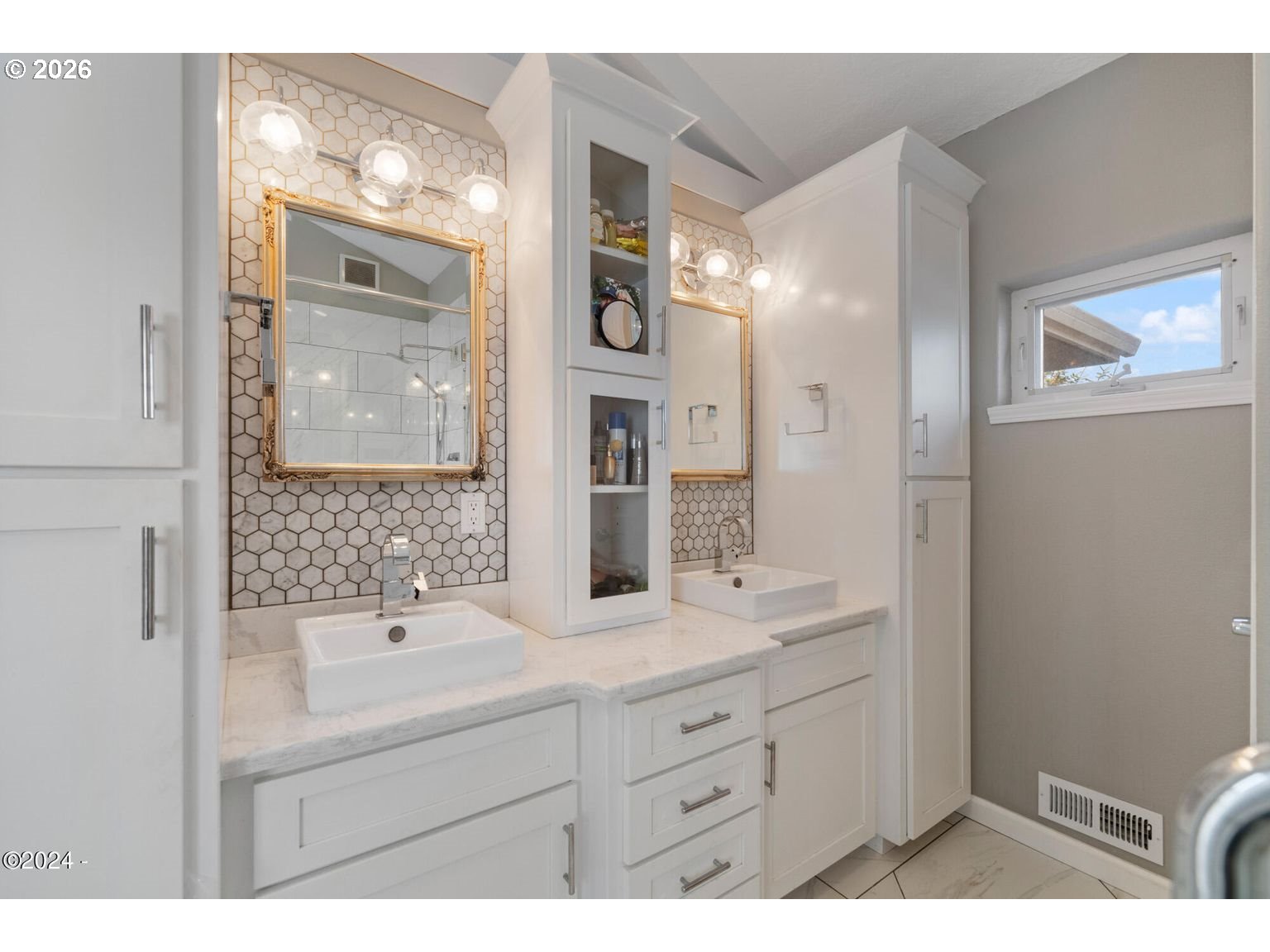 465 Edgewater Depoe Bay, OR 97341 - Photo 37 of 48 a bathroom with a bathtub a sink and a mirror