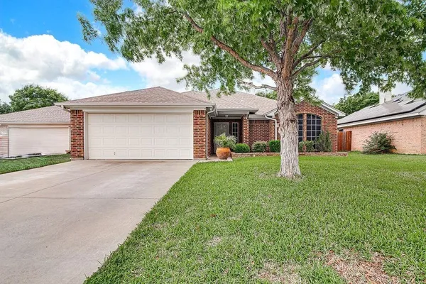 $325,000 | 729 Tanglewood Drive, Burleson, TX 76028
