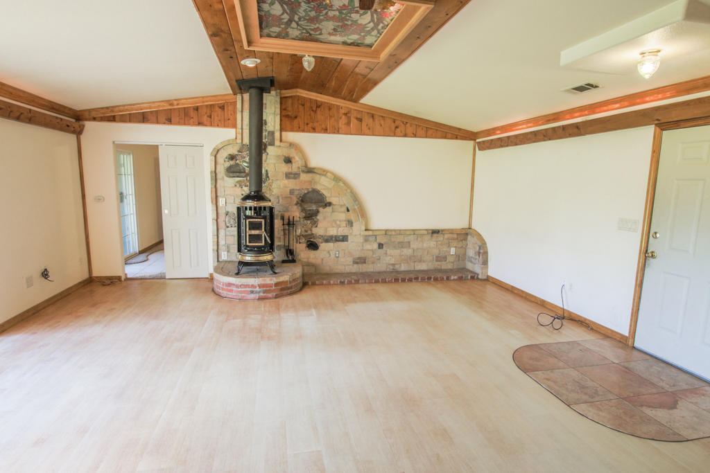 13749 Bear Mountain Road Redding, CA 96003 - Photo 7 of 31 1 Living Room (4)