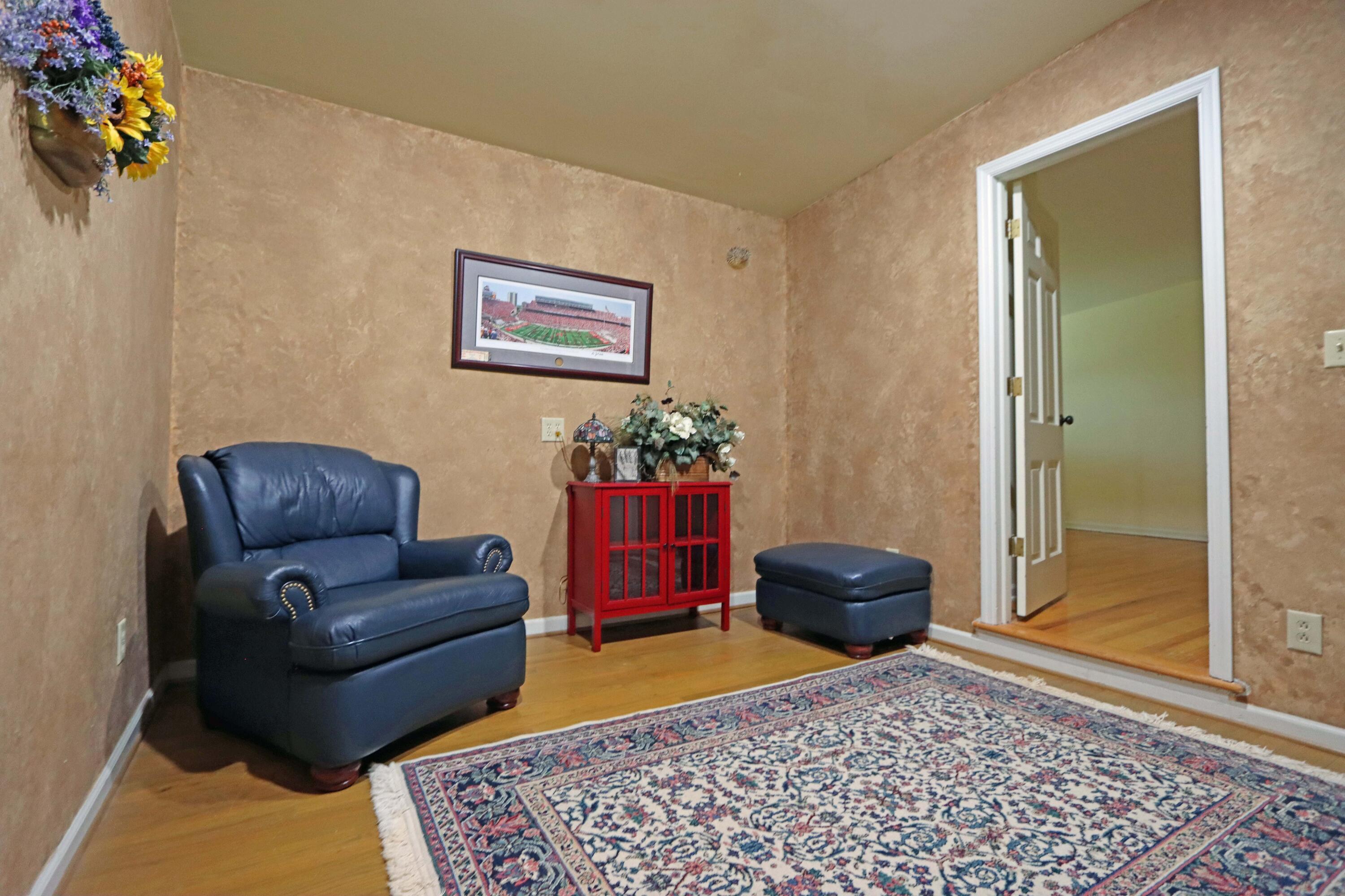 3969 Newhall Road Upper Arlington, OH 43220 - Photo 36 of 82 extra den/loft, computer area or reading area at the landing of the 2nd level