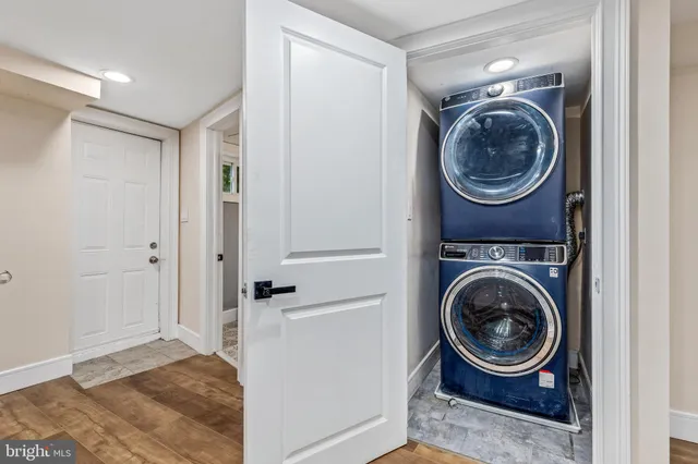a view of a bedroom with washer and dryer