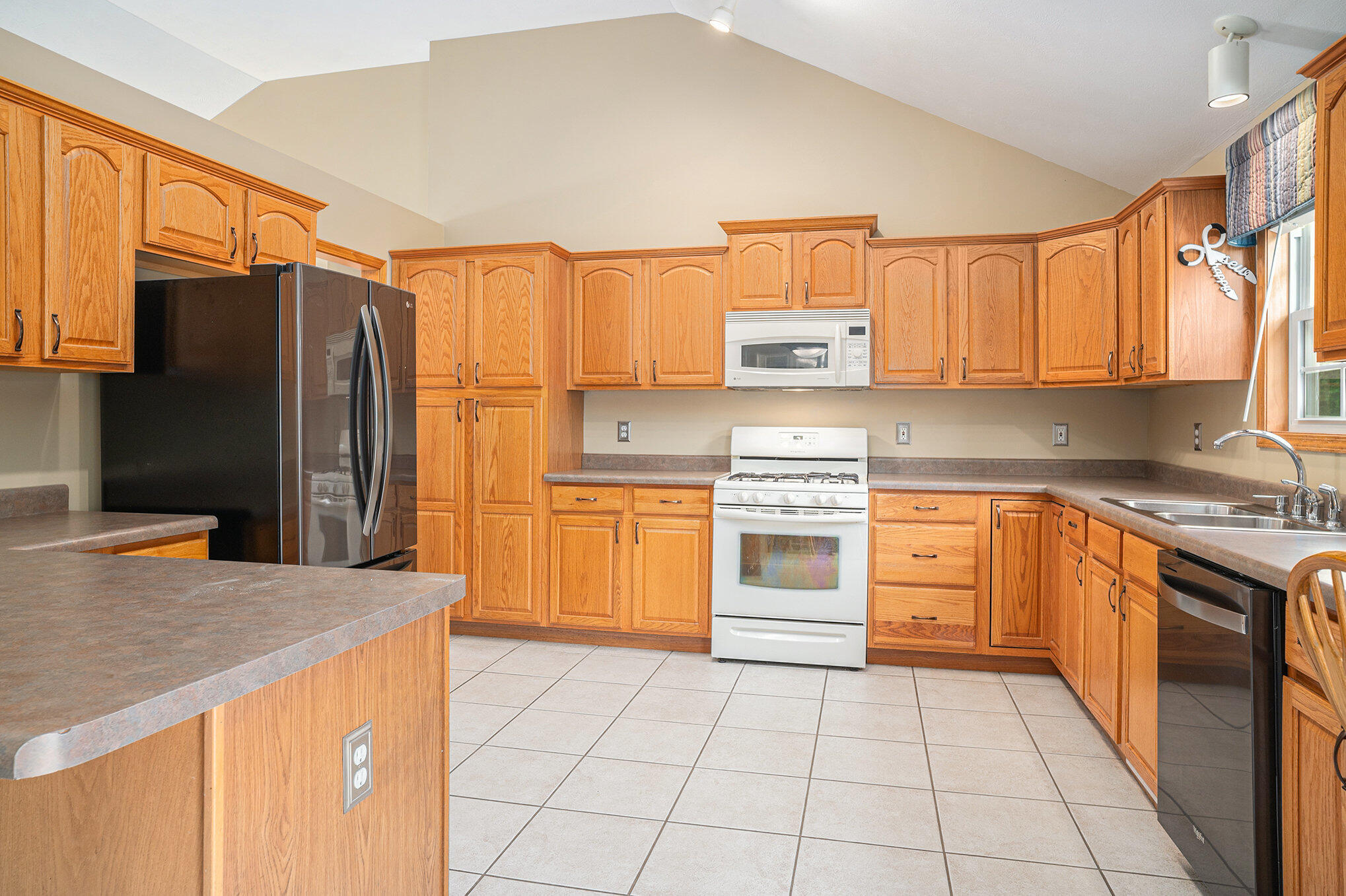 426 Chadwick Circle Valparaiso, IN 46385 - Photo 7 of 36 2038x1357