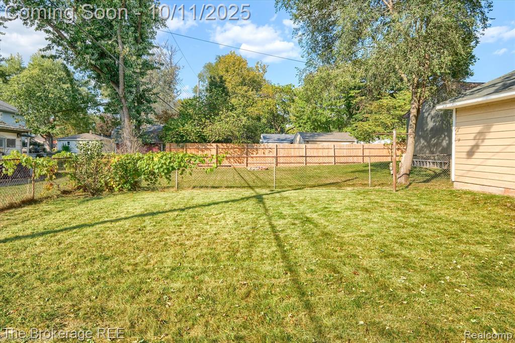 5241 Drayton Road Clarkston, MI 48346 - Photo 6 of 39 Gallery Image 6