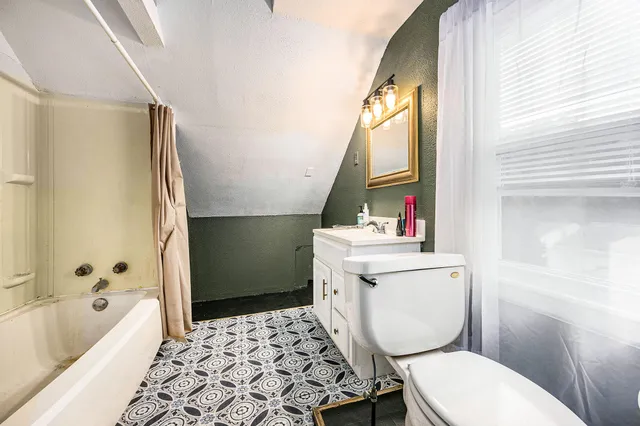 $250,000 | 2428 Glendale Boulevard, Kalamazoo, MI 49004