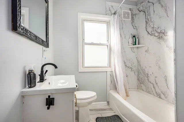 $250,000 | 2428 Glendale Boulevard, Kalamazoo, MI 49004