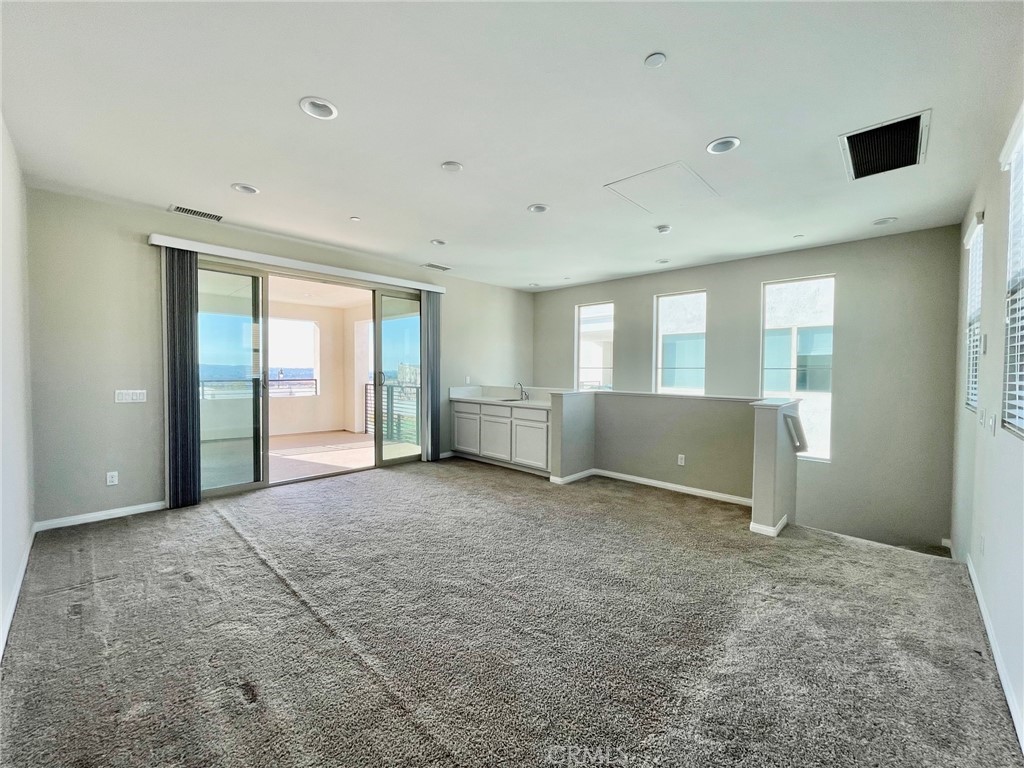 164 Spectacle Irvine, CA 92618 - Photo 18 of 21 an empty room with windows and pillars in it