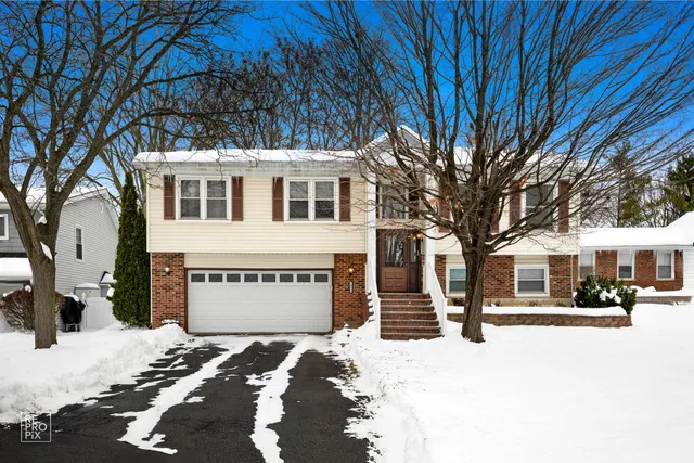 $409,900 | 1033 Warwick Circle South, Hoffman Estates, IL 60169