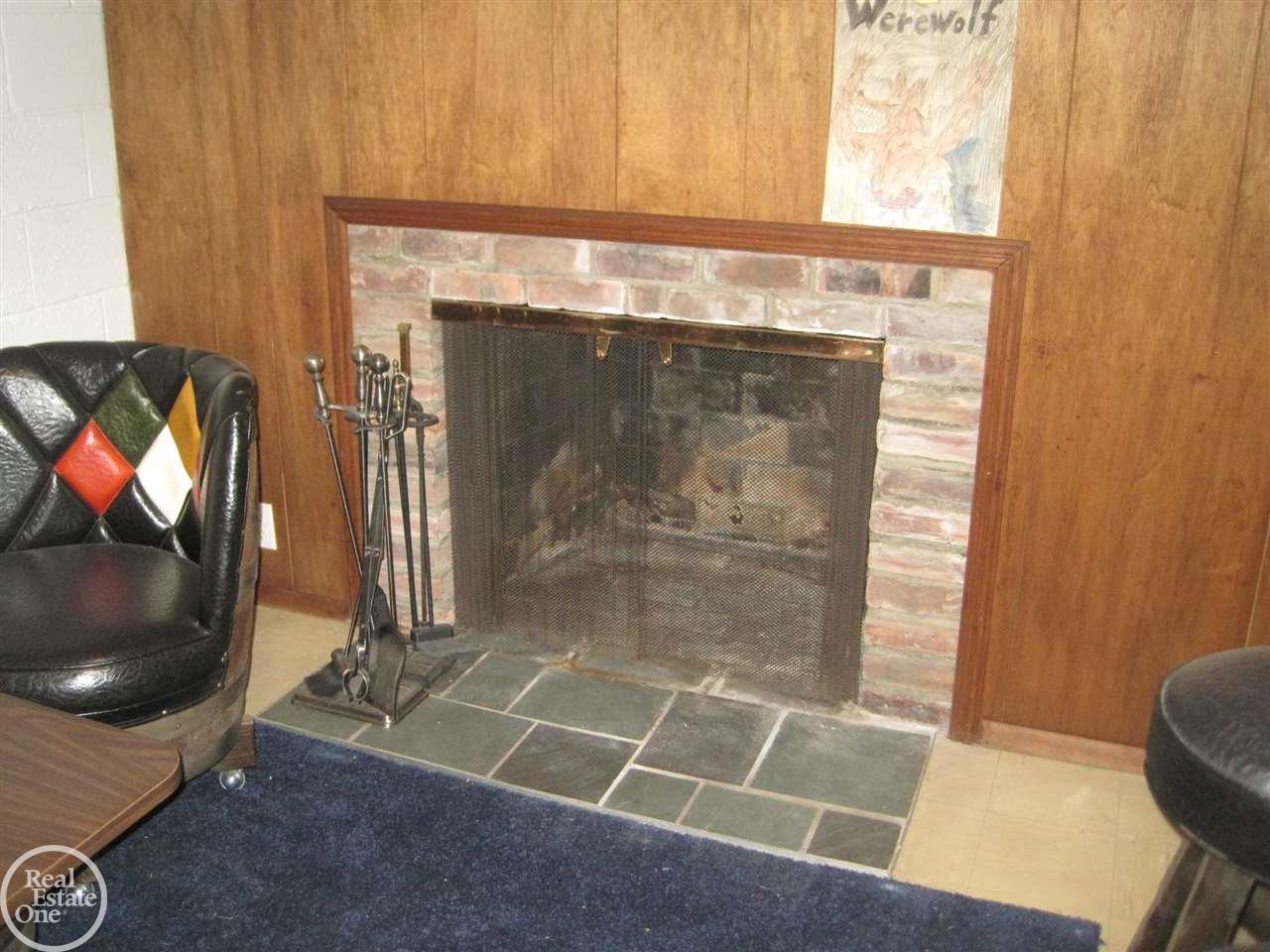 989 Roslyn Road Grosse Pointe, MI 48236 - Photo 4 of 21 31275352-3.JPG