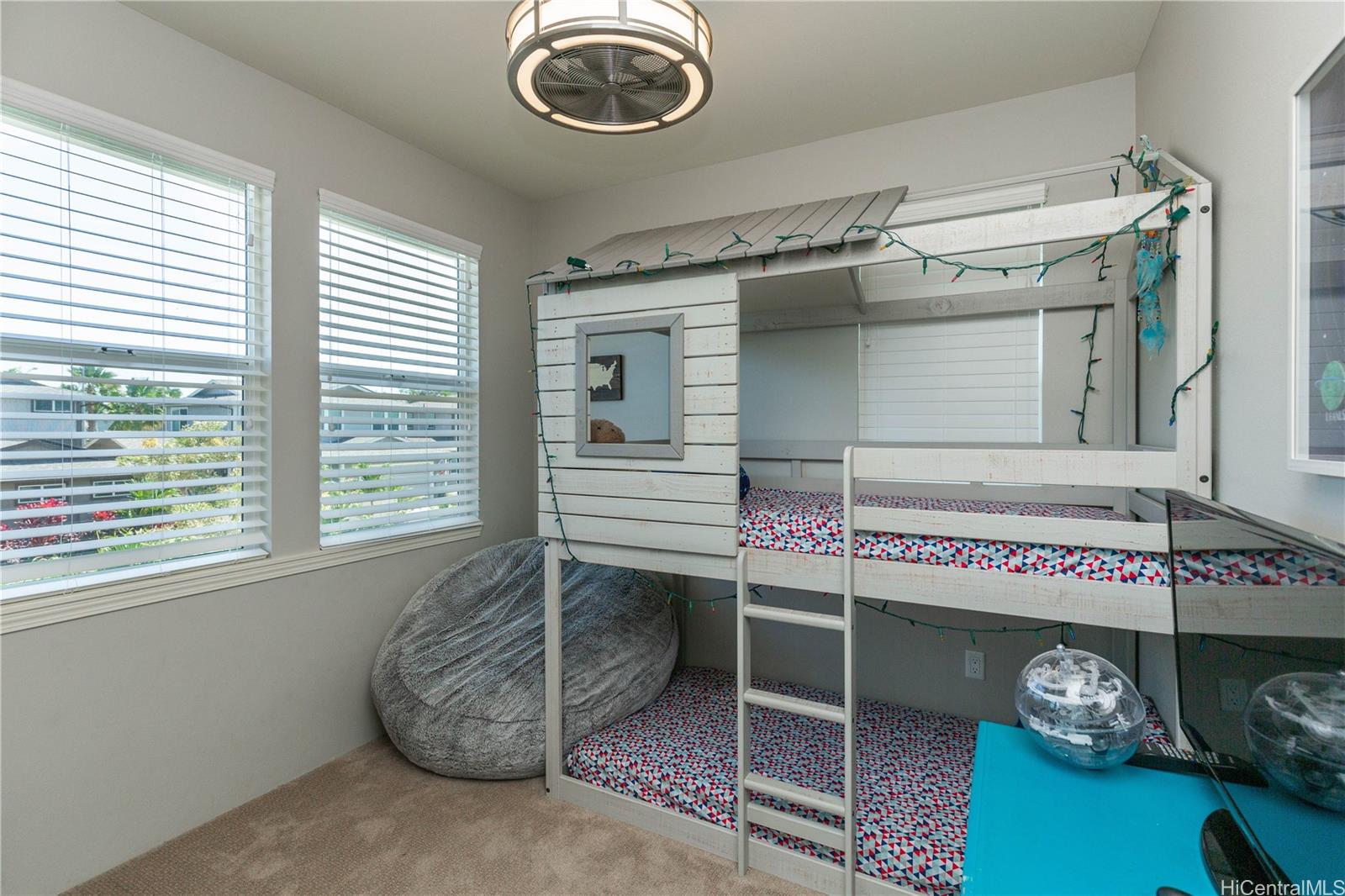 91-1077 Hokua Street Ewa Beach, HI 96706 - Photo 14 of 25 a room with a washing machine and a table