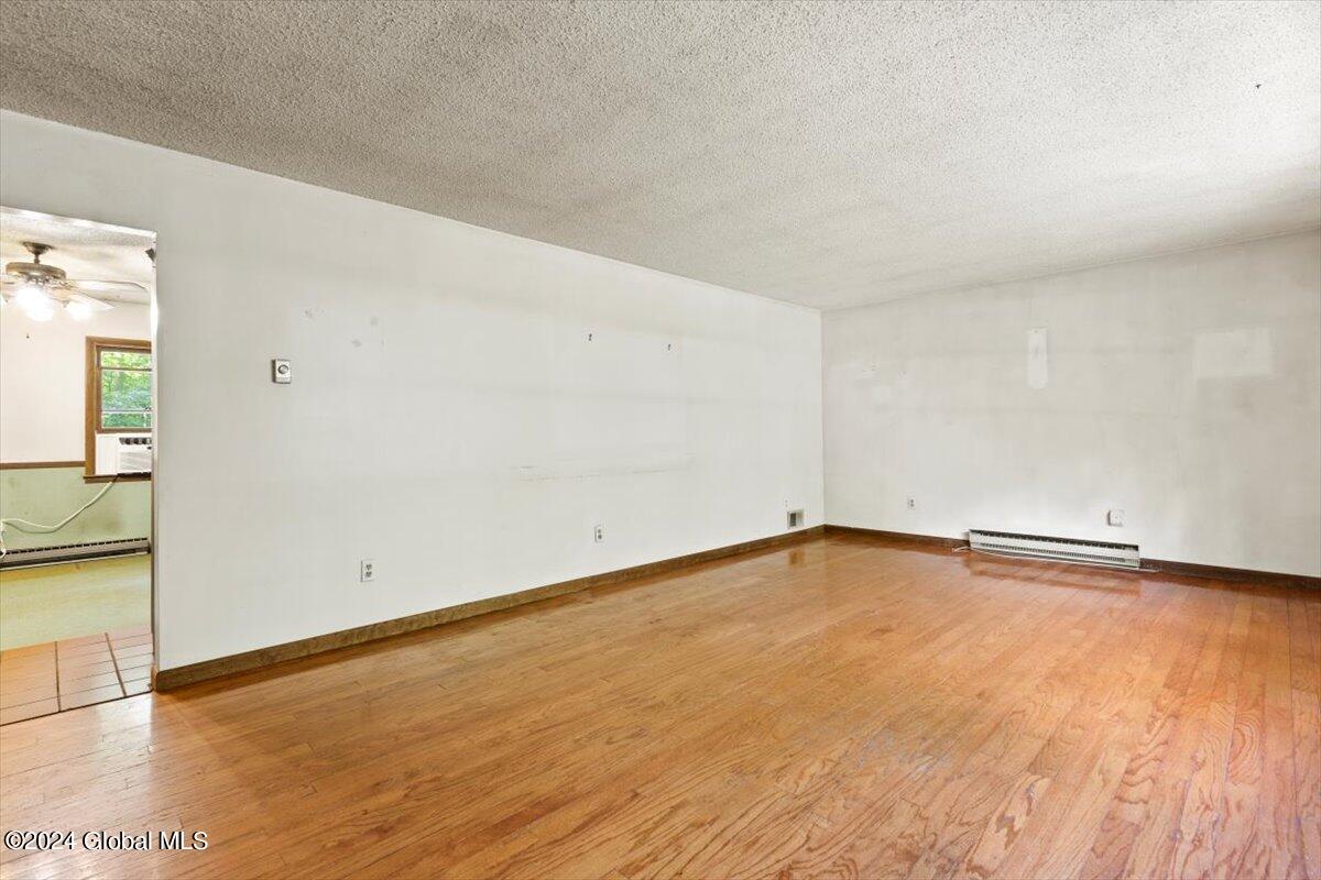 152 Butler Road Moreau, NY 12831 - Photo 5 of 26 Living Room Entry