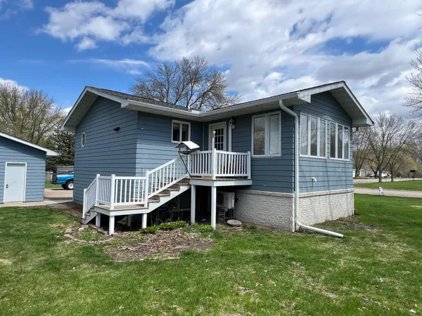 $369,900 | 129 East Nelson Street, Litchfield, MN 55355