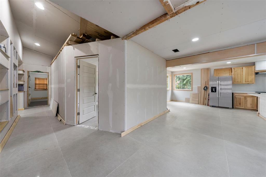 823 West 3rd Street Eddy, TX 76524 - Photo 5 of 15 Some photos are representative photos and/or digitally staged.