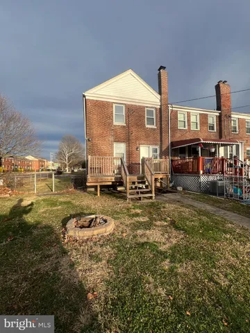 a view of a house with backyard