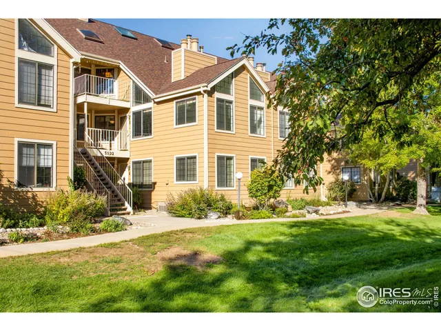 a view of a yard in front of a house