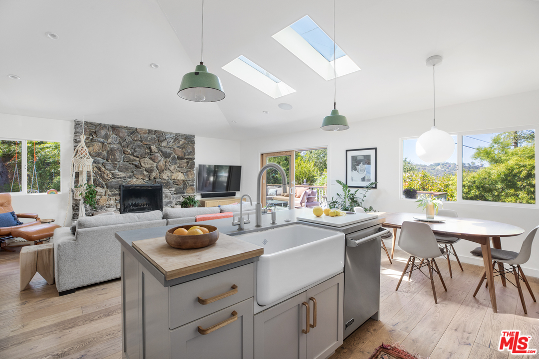 21263 Entrada Road Topanga, CA 90290 - Photo 7 of 34