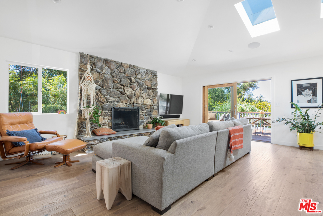 21263 Entrada Road Topanga, CA 90290 - Photo 8 of 34