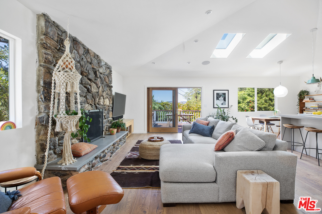 21263 Entrada Road Topanga, CA 90290 - Photo 9 of 34
