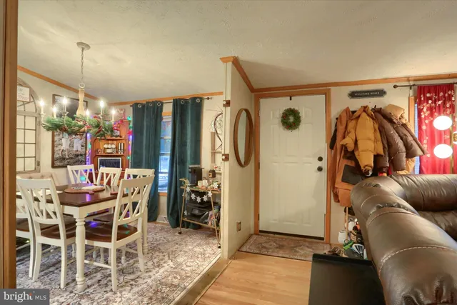 a view of a livingroom with furniture and windows