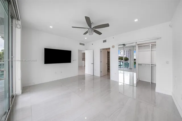 a view of entryway and kitchen
