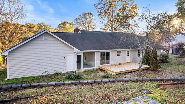 a view of a house with a yard