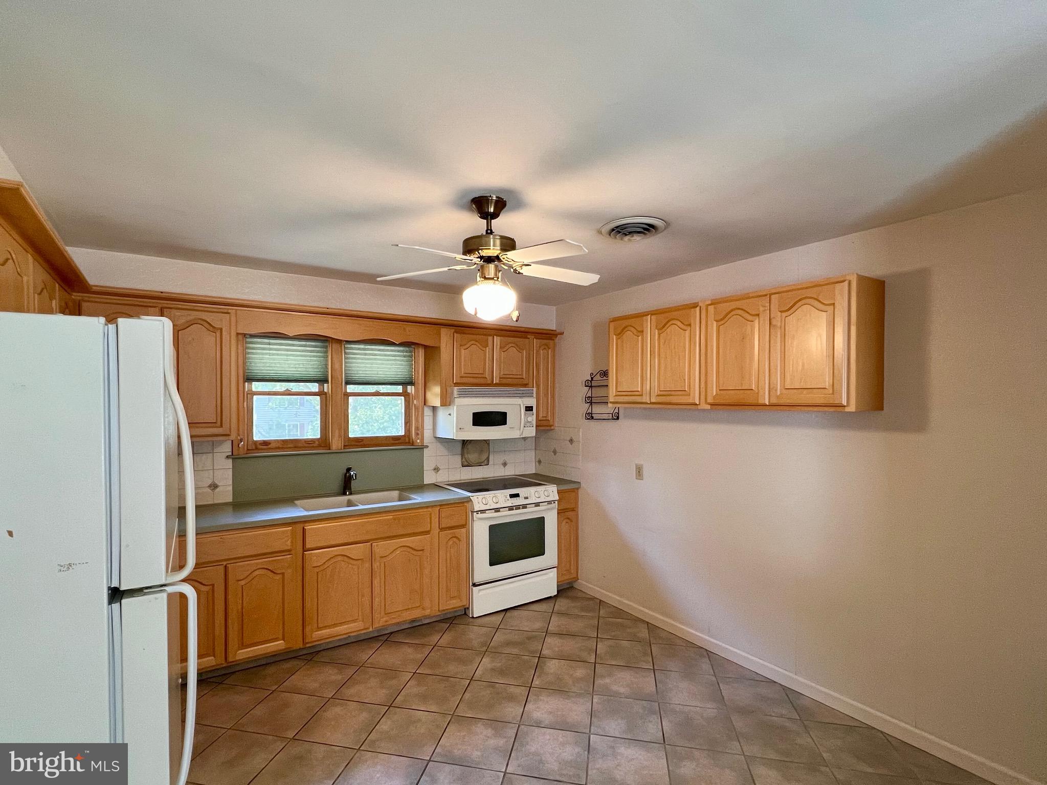 781 Mountain View Road Reading, PA 19607 - Photo 5 of 25