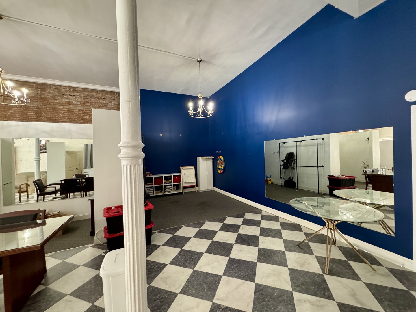 902 North Main Street Princeton, IL 61356 - Photo 12 of 33 a lobby with a couch and a rug