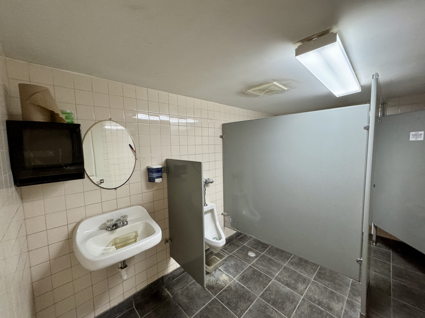 902 North Main Street Princeton, IL 61356 - Photo 26 of 33 a bathroom with a sink toilet and a mirror