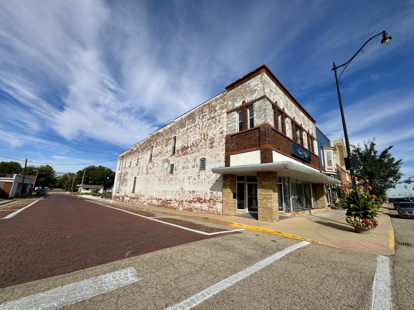 902 North Main Street Princeton, IL 61356 - Photo 3 of 33 a front view of a building with street