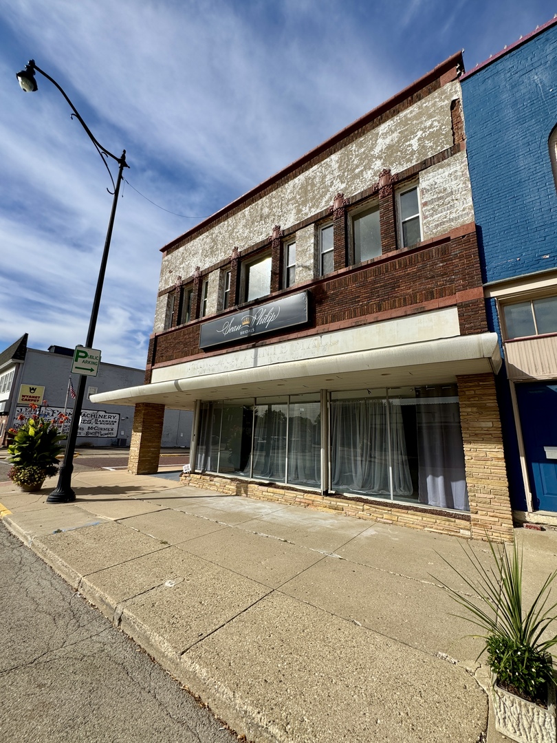 902 North Main Street Princeton, IL 61356 - Photo 32 of 33 a building exterior with furniture