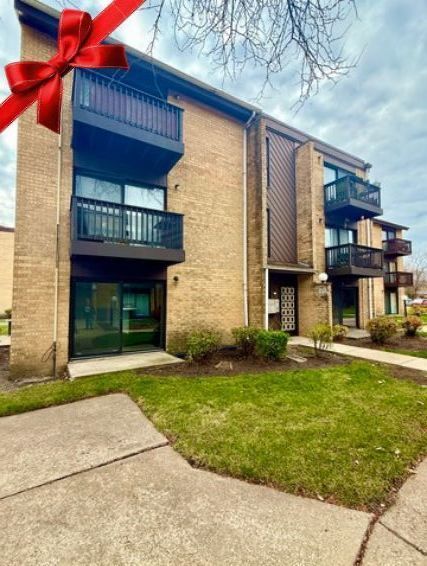 1173 South Forums Court, Unit 1D Wheeling, IL 60090 - Photo 1 of 1 a view of a house with a garden