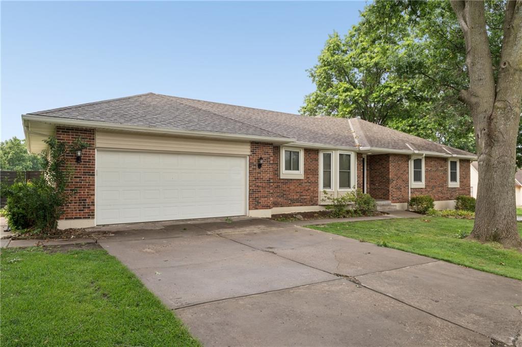 617 West Maple Street Raymore, MO 64083 - Photo 3 of 67