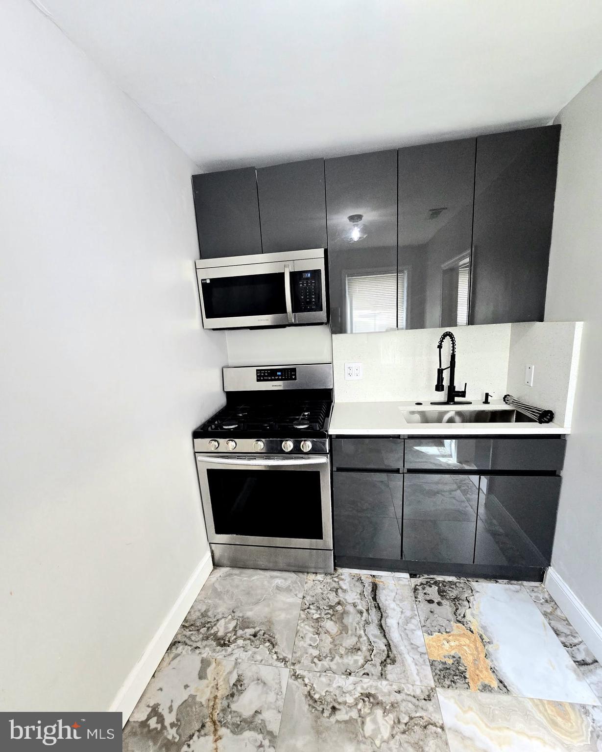 4020 Edgewood Road, Unit 2 Baltimore, MD 21215 - Photo 5 of 13 Sleek kitchen