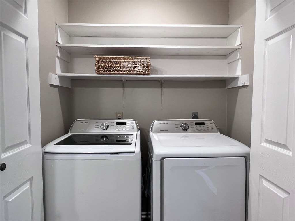 1518 White Oak Loop Round Rock, TX 78681 - Photo 6 of 17 a utility room with dryer and washer