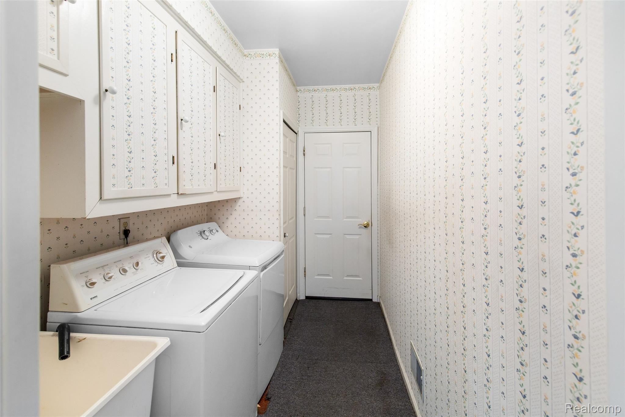 17672 Wayne Road Livonia, MI 48152 - Photo 9 of 23 First floor laundry and mud room