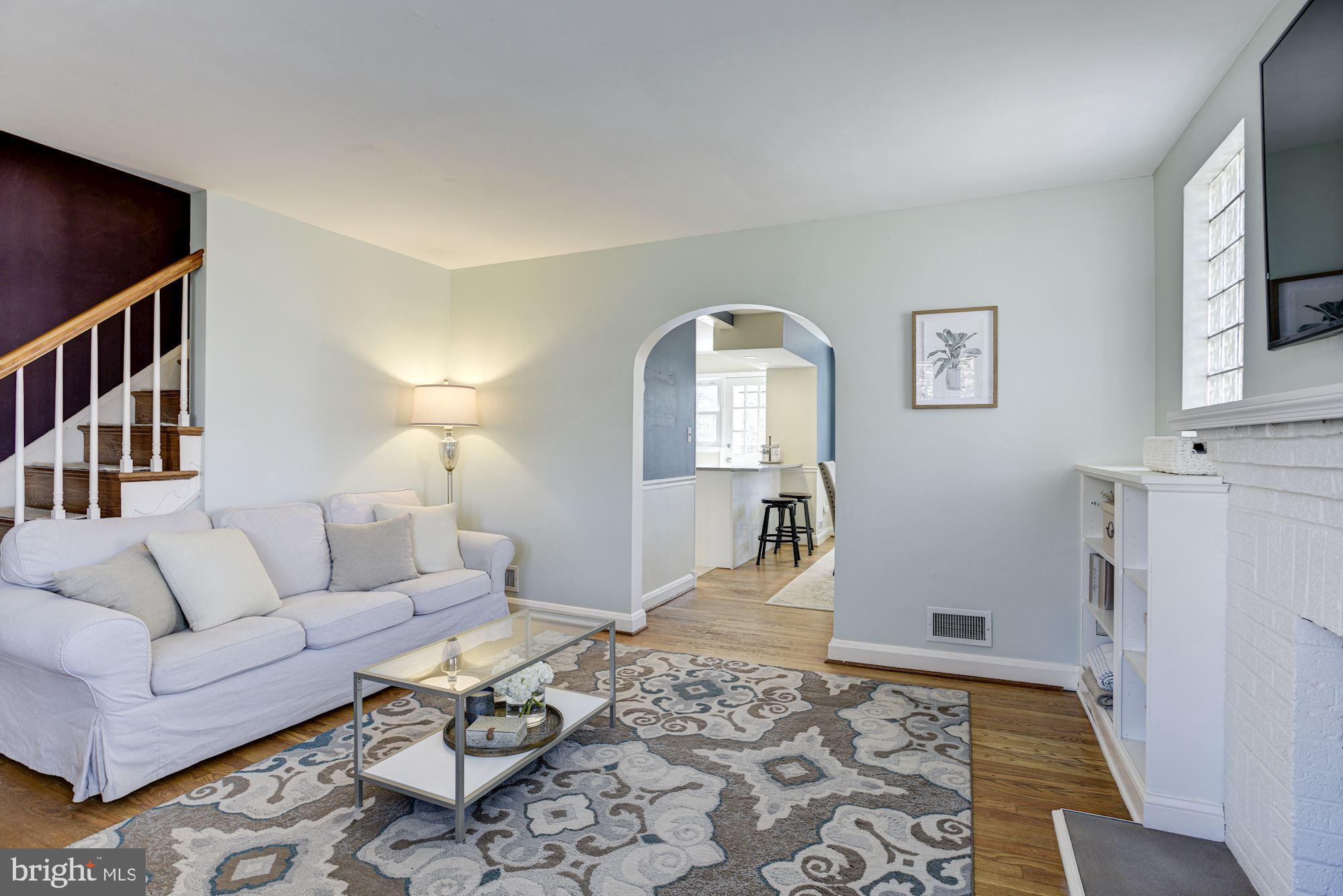 1627 Hardwick Road Towson, MD 21286 - Photo 5 of 32 Living Room