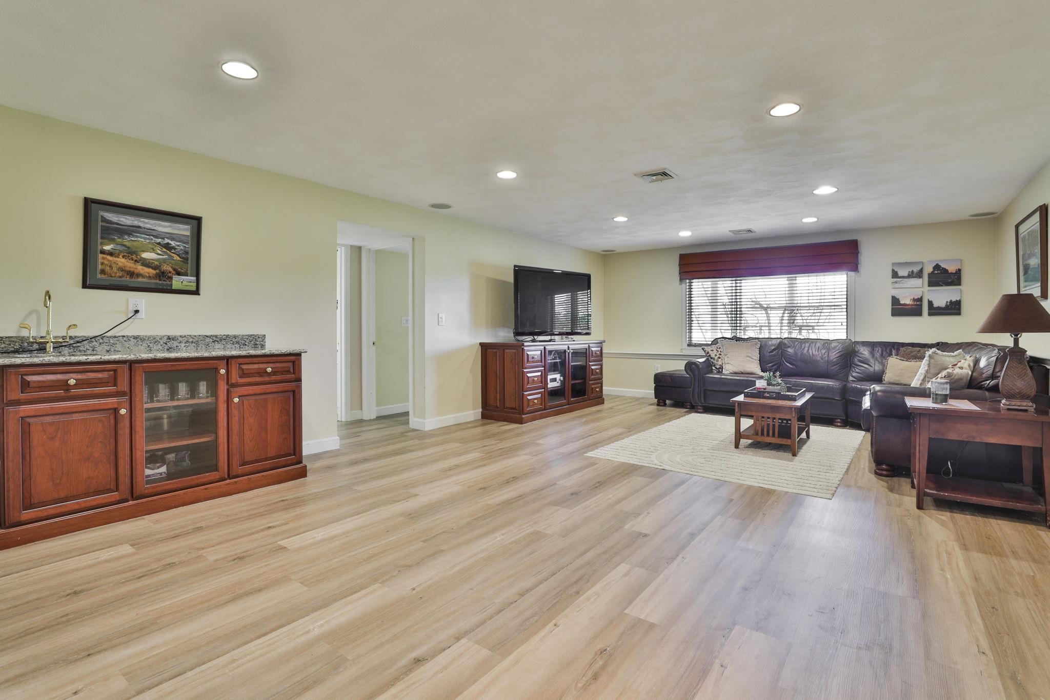 97 Hawthorne Village Road Nashua, NH 03062 - Photo 42 of 51 Gallery Image 42