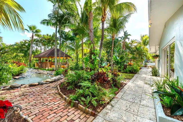 a couple of lawn chairs sitting under a yard