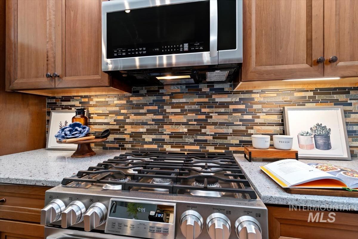 10462 West Lanktree Gulch Road Star, ID 83669 - Photo 11 of 48 Kitchen featuring a stainless steel gas range and matching microwave