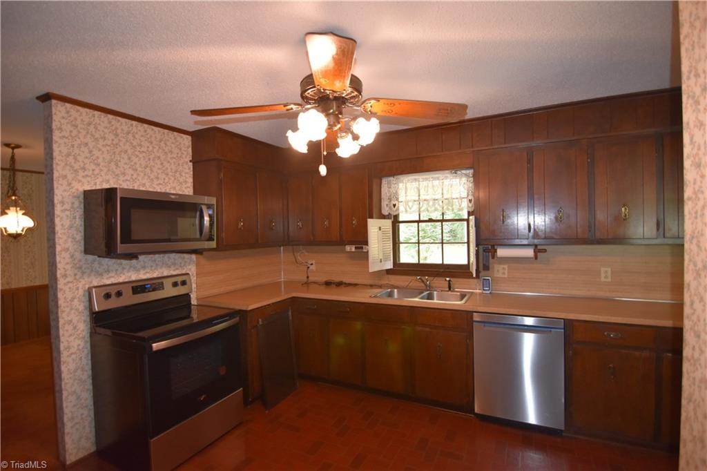 334 Jarrett Road Thomasville, NC 27360 - Photo 16 of 28 Gallery Image 16
