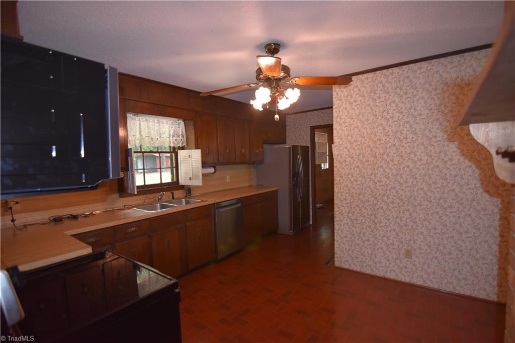 334 Jarrett Road Thomasville, NC 27360 - Photo 17 of 28 Gallery Image 17