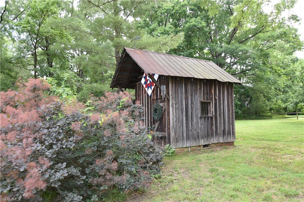 334 Jarrett Road Thomasville, NC 27360 - Photo 5 of 28 Gallery Image 5