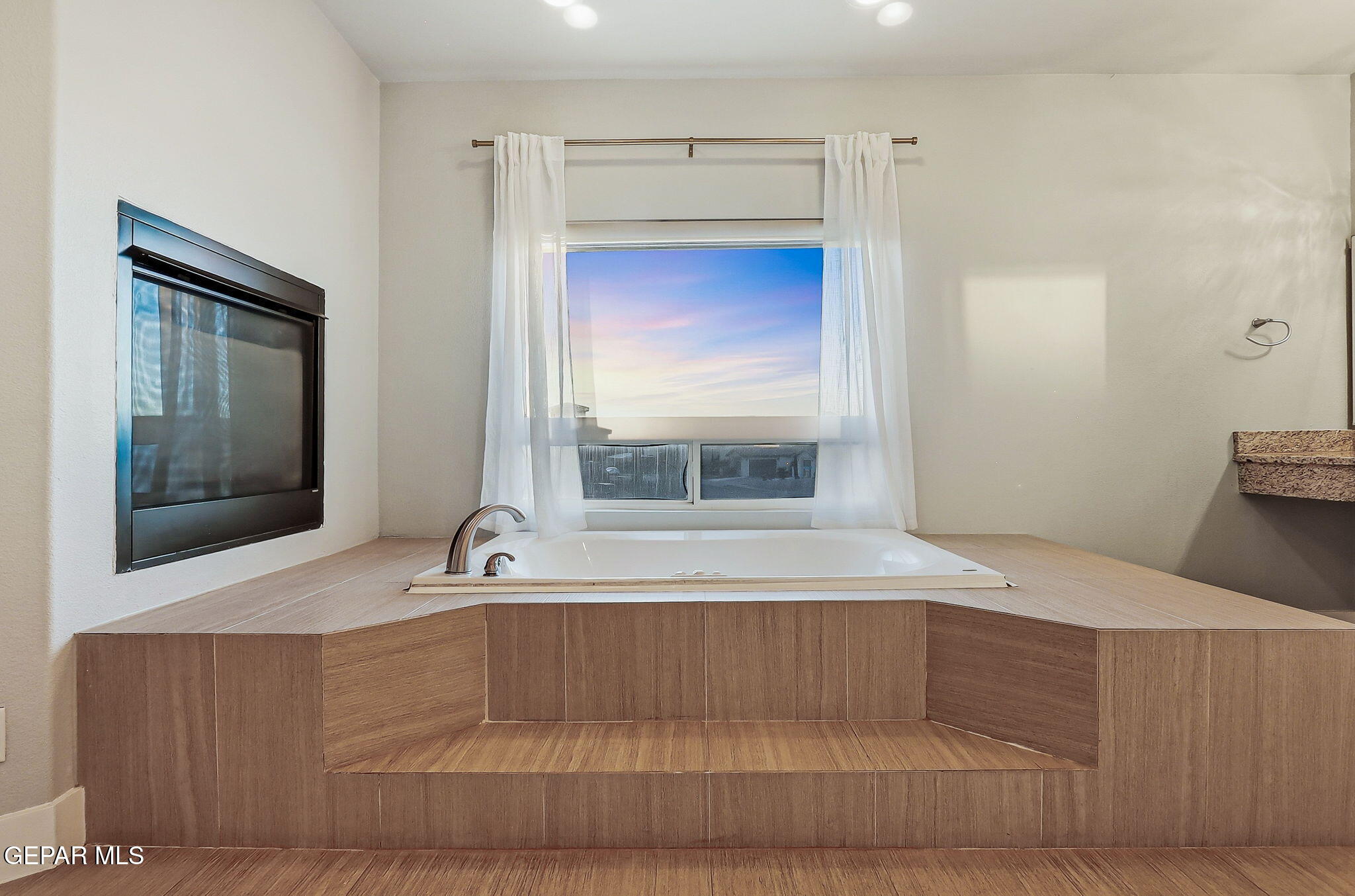 1297 Cypress Ridge Drive El Paso, TX 79912 - Photo 65 of 77 a bathroom with a bathtub and a mirror