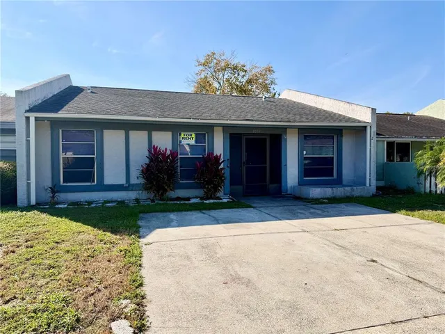 a view of a house with a yard