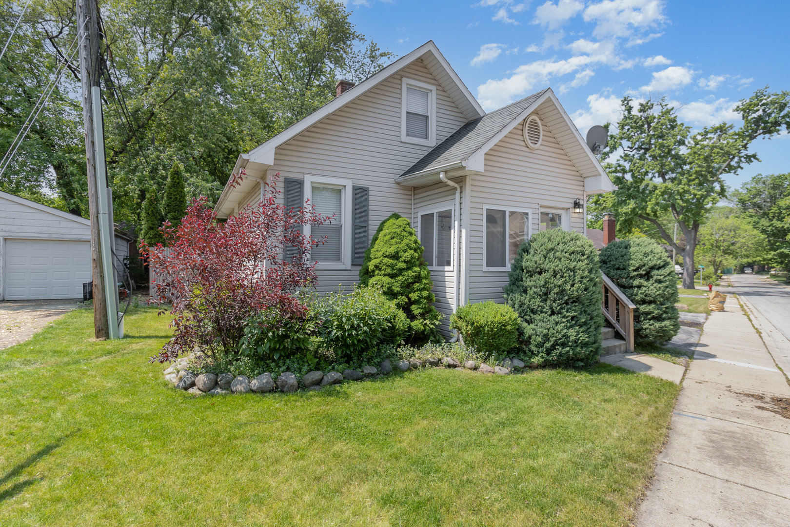 2121 Pine Road Homewood, IL 60430 - Photo 2 of 20 a view of a house with backyard and garden