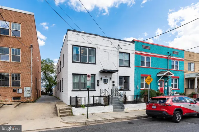 a view of a livingroom with washer and dryer