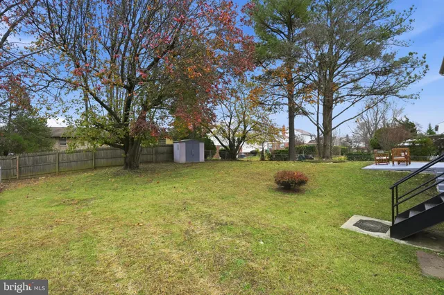 a view of a garden with basketball court