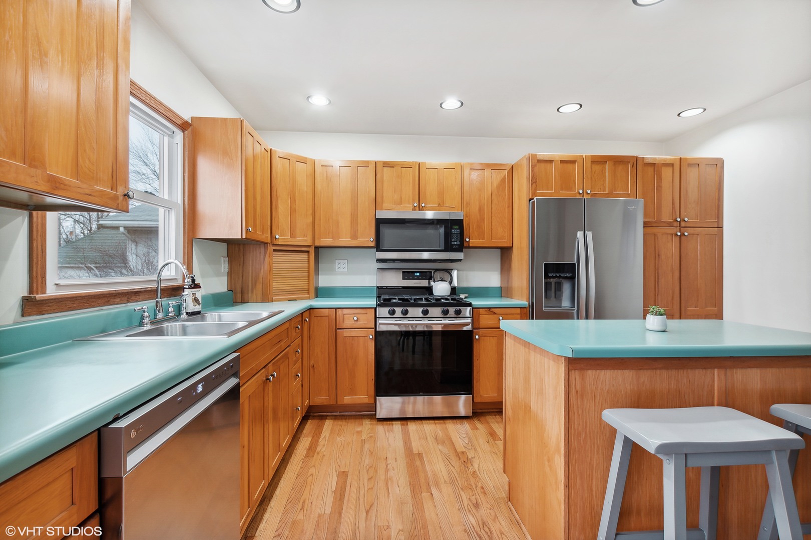 11034 Bryant Road Mokena, IL 60448 - Photo 6 of 19 a kitchen with stainless steel appliances granite countertop a stove a sink and a refrigerator