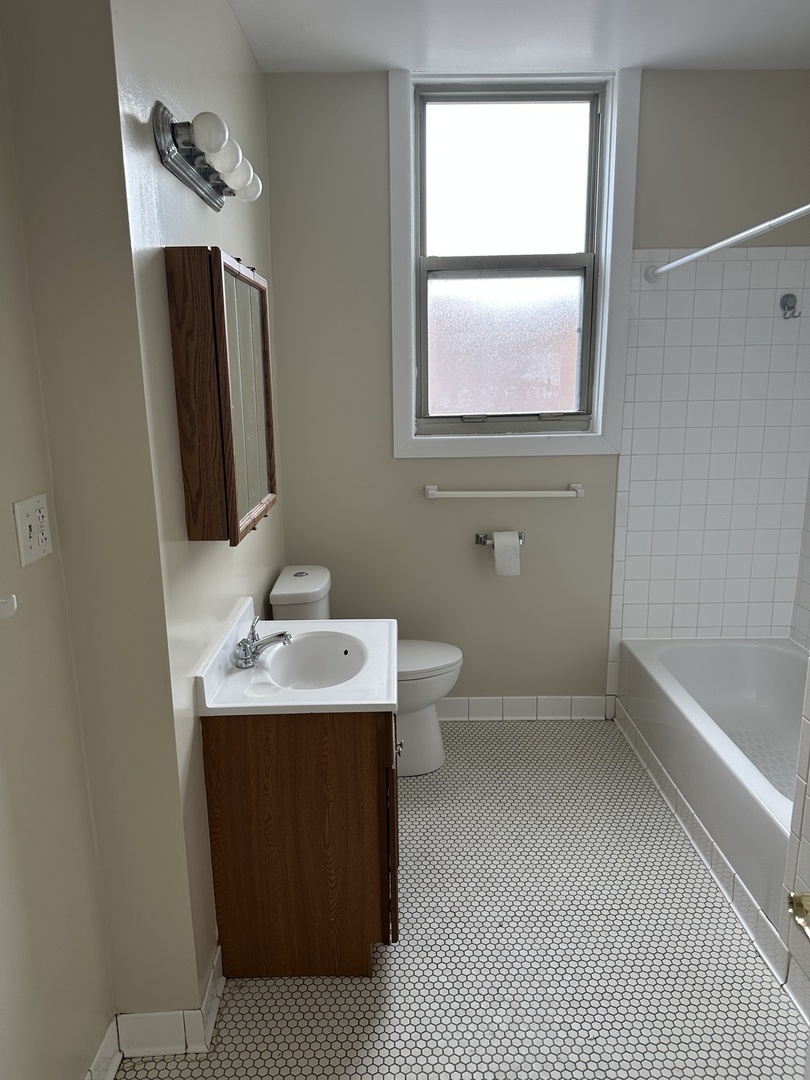 2750 West Augusta Boulevard, Unit 3F Chicago, IL 60622 - Photo 8 of 15
