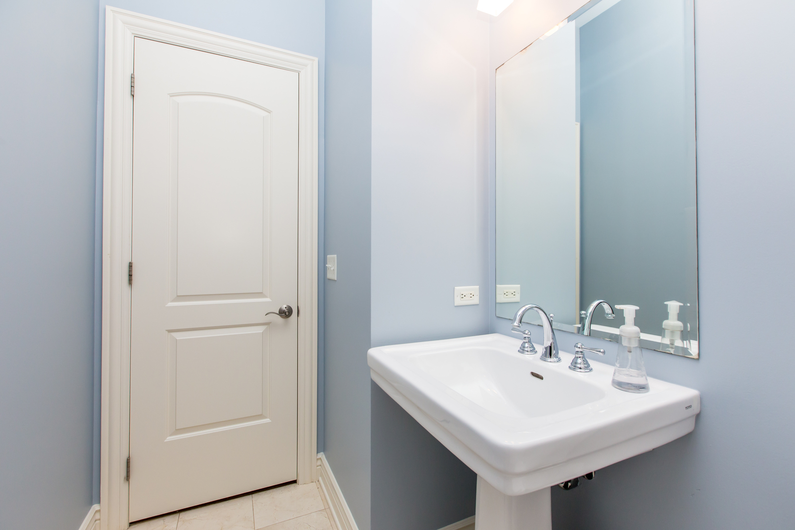 35 South Racine Avenue, Unit 4SE Chicago, IL 60607 - Photo 19 of 24 a bathroom with a sink and a mirror